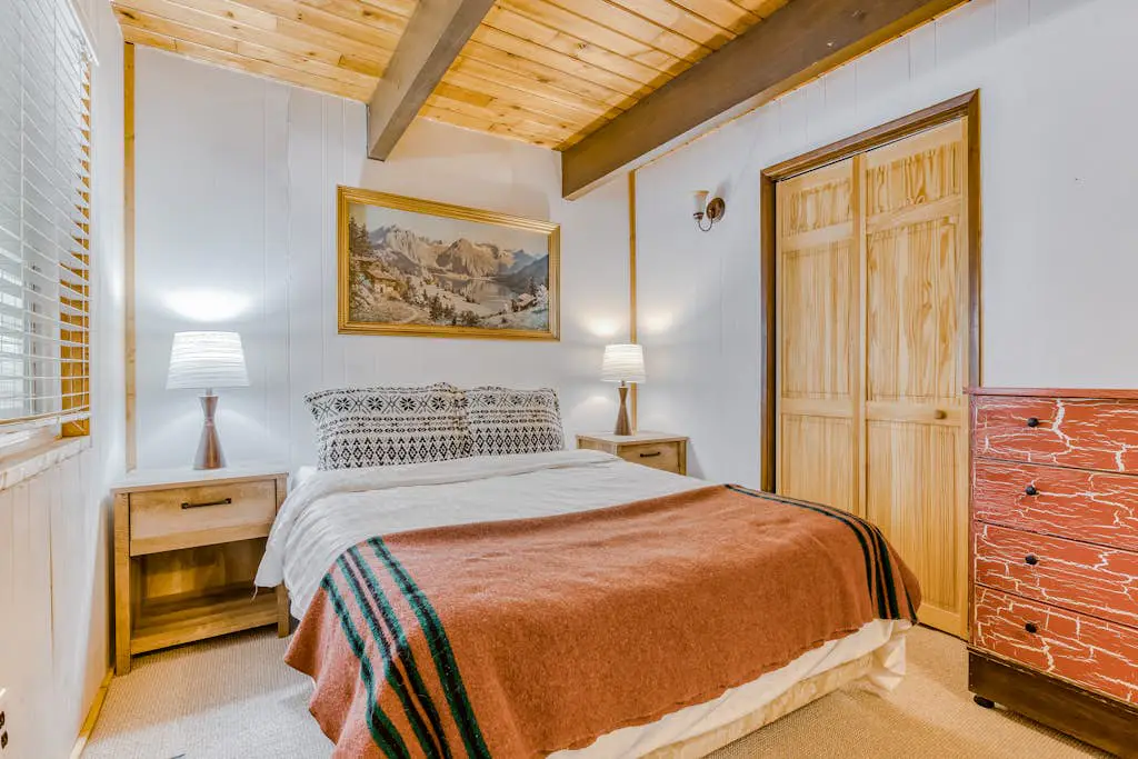Newly remodeled cabin-style condo near skiing & attractions - dogs welcome
