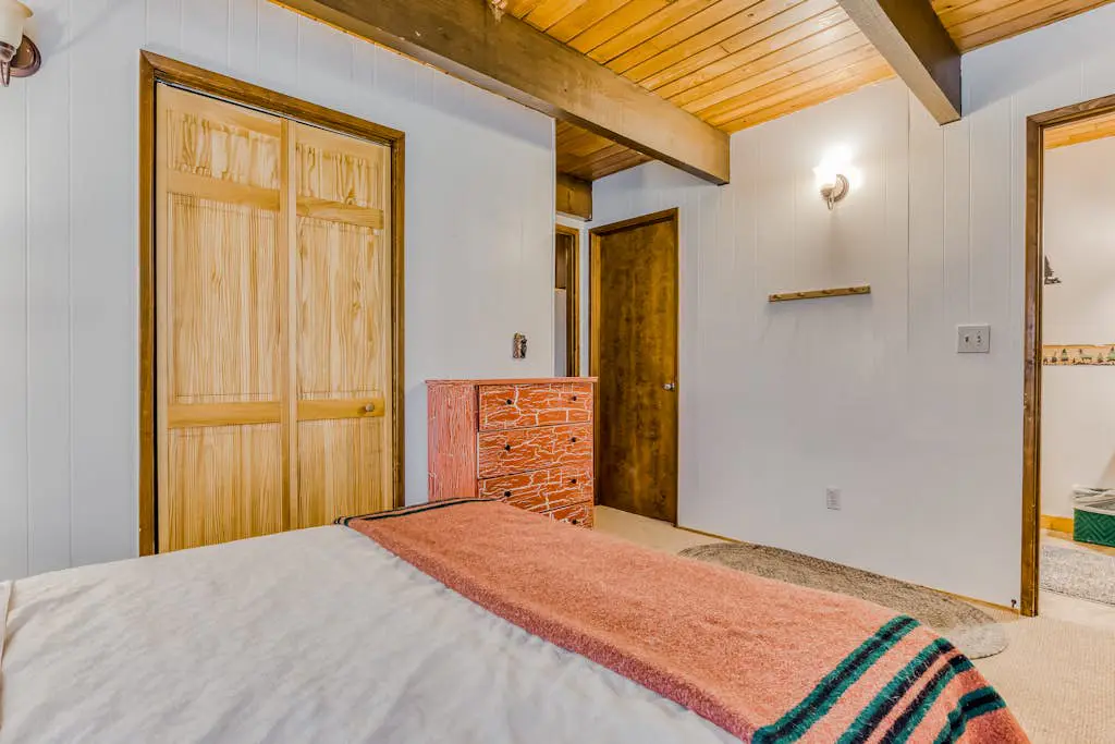 Newly remodeled cabin-style condo near skiing & attractions - dogs welcome