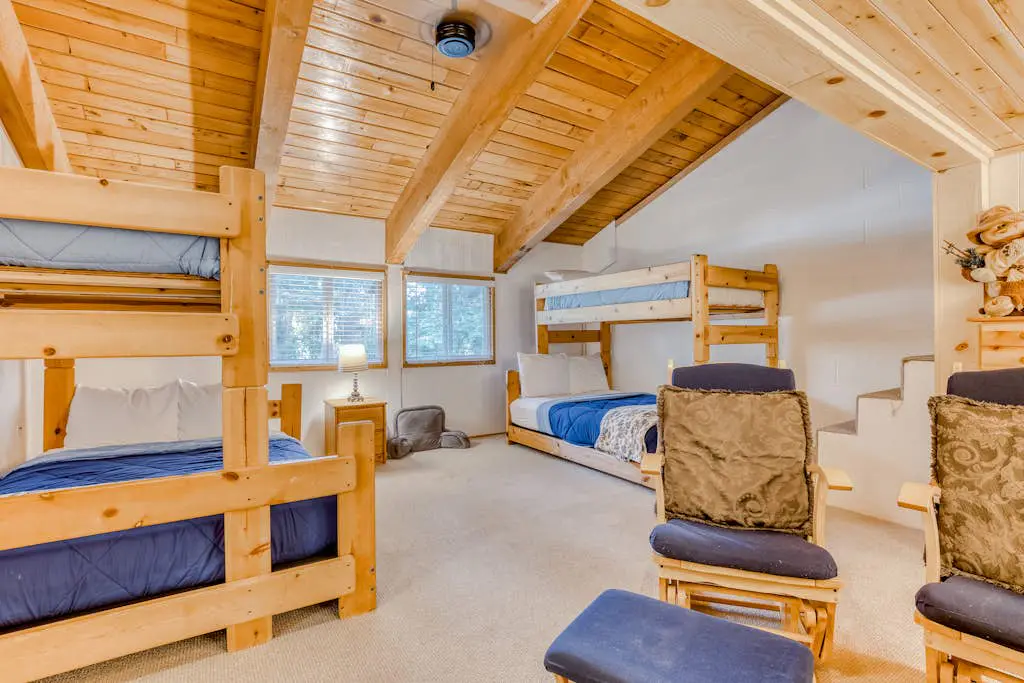 Newly remodeled cabin-style condo near skiing & attractions - dogs welcome