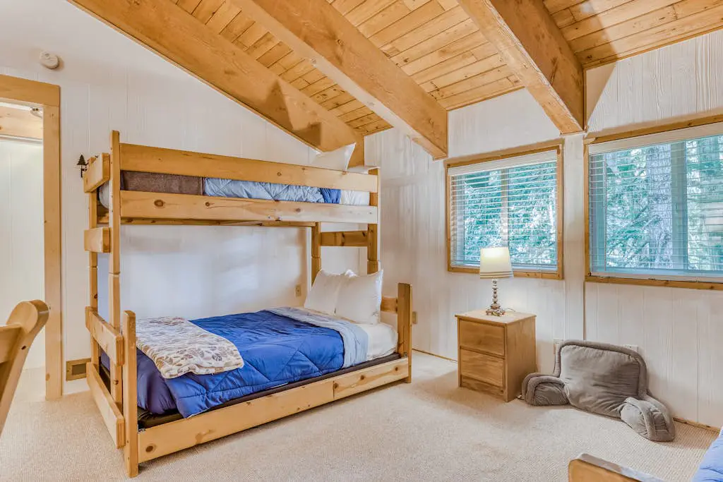 Newly remodeled cabin-style condo near skiing & attractions - dogs welcome