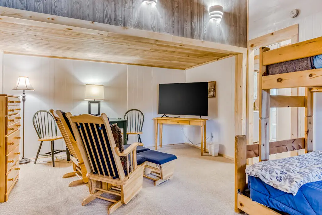 Newly remodeled cabin-style condo near skiing & attractions - dogs welcome