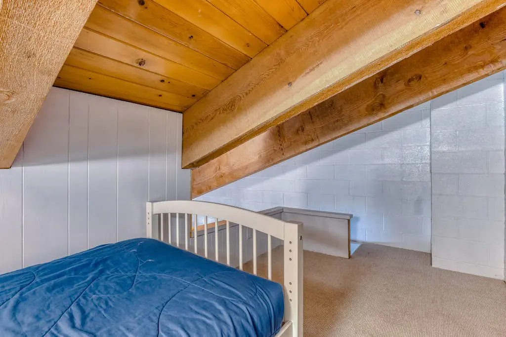 Newly remodeled cabin-style condo near skiing & attractions - dogs welcome