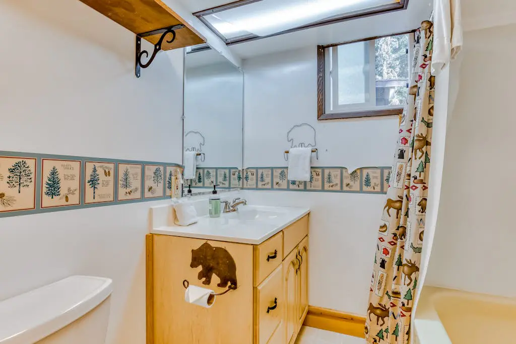 Newly remodeled cabin-style condo near skiing & attractions - dogs welcome