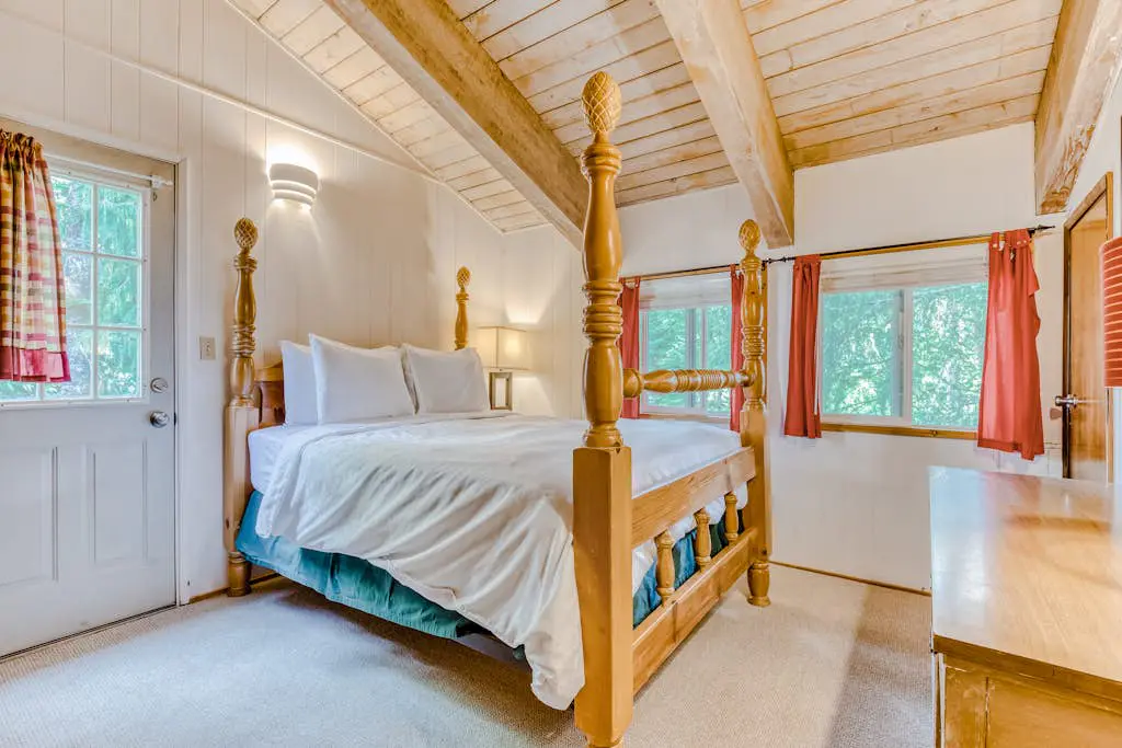 Newly remodeled cabin-style condo near skiing & attractions - dogs welcome