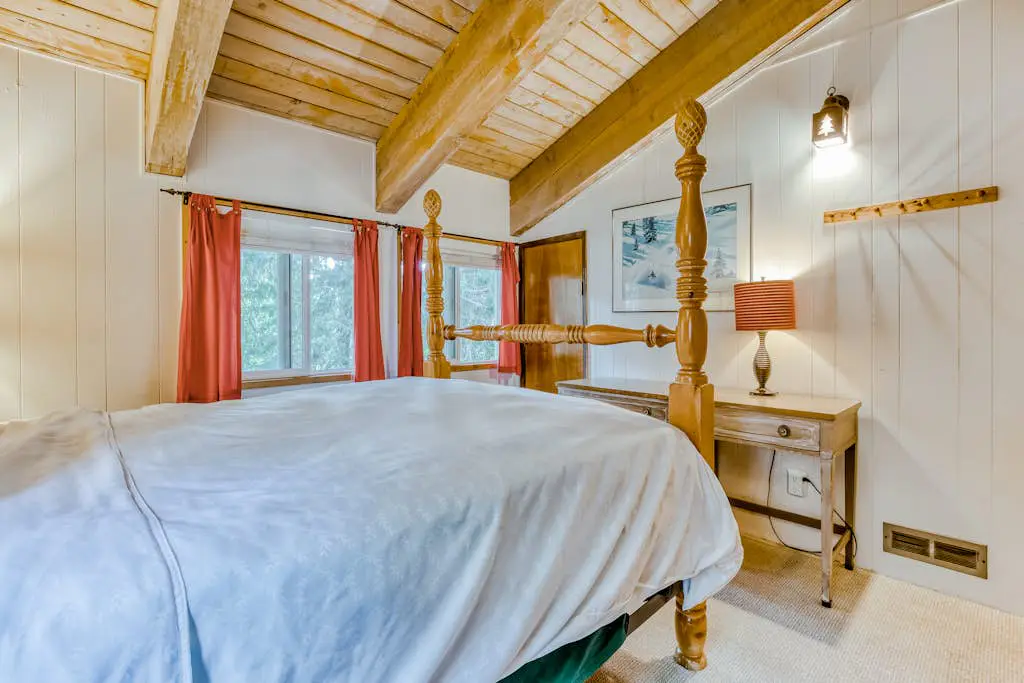 Newly remodeled cabin-style condo near skiing & attractions - dogs welcome