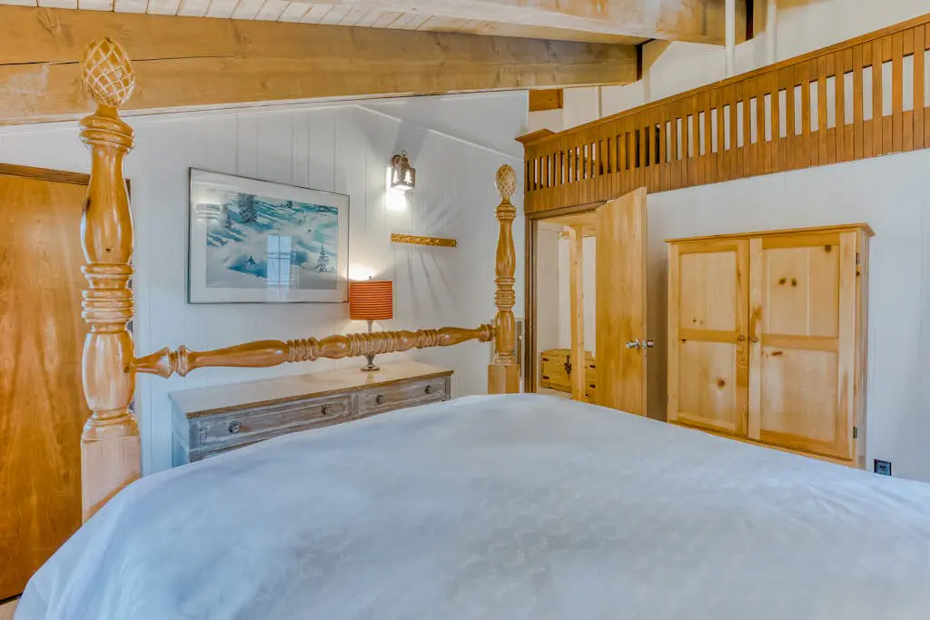 Newly remodeled cabin-style condo near skiing & attractions - dogs welcome