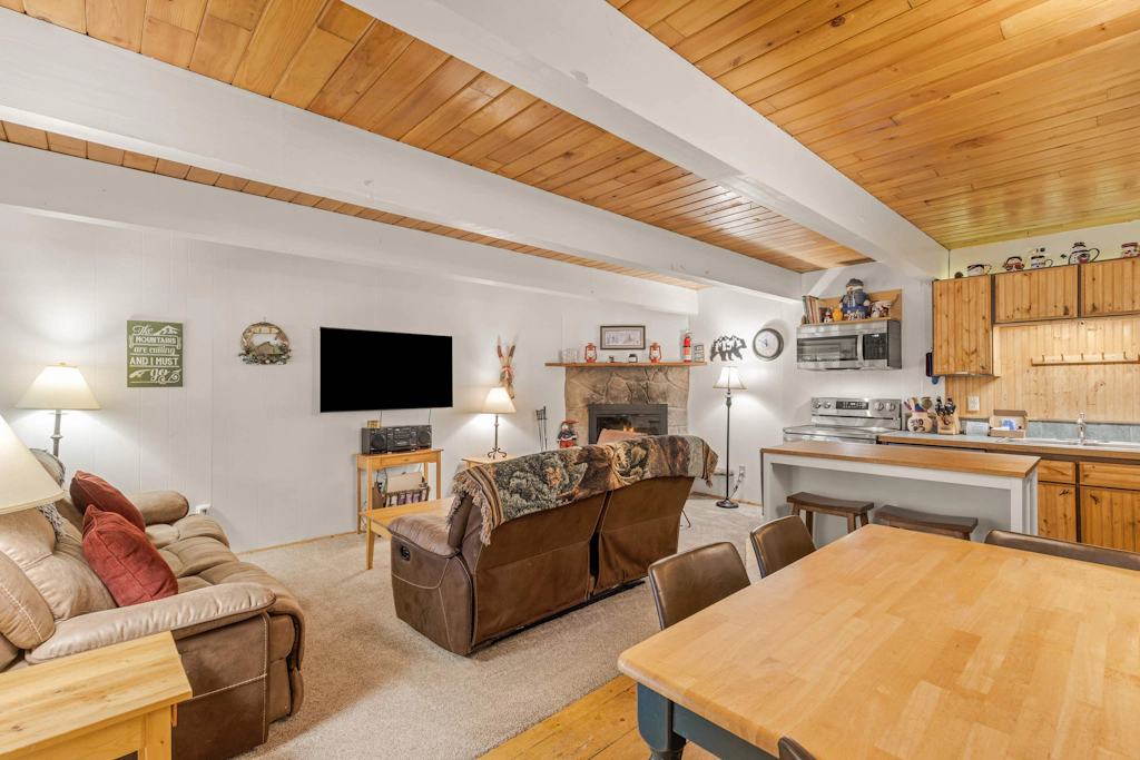 Newly remodeled cabin-style condo near skiing & attractions - dogs welcome