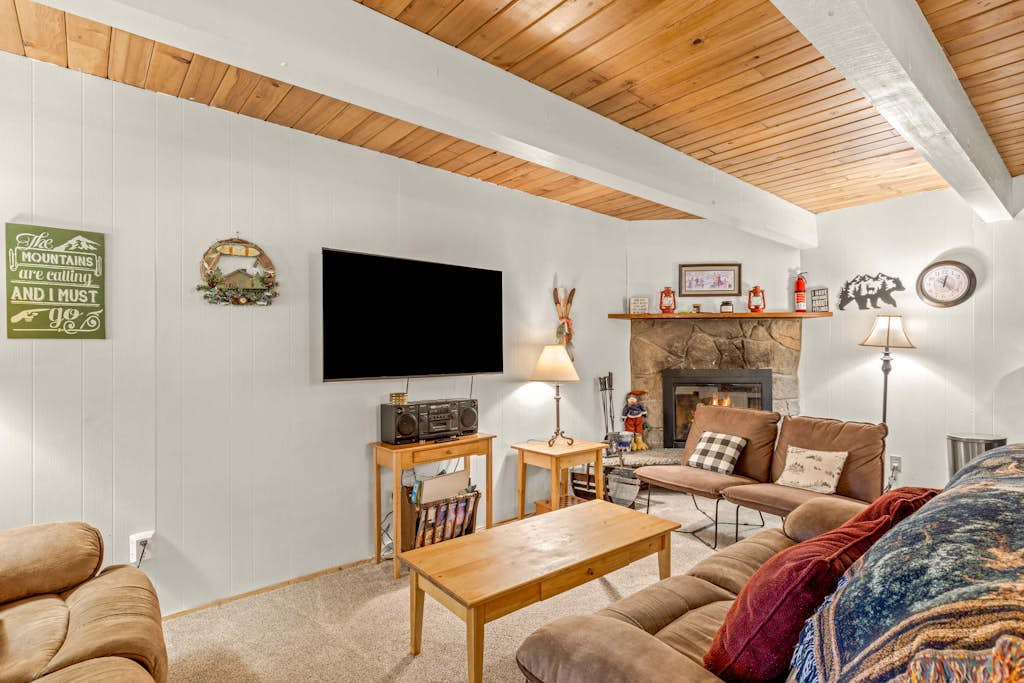 Newly remodeled cabin-style condo near skiing & attractions - dogs welcome