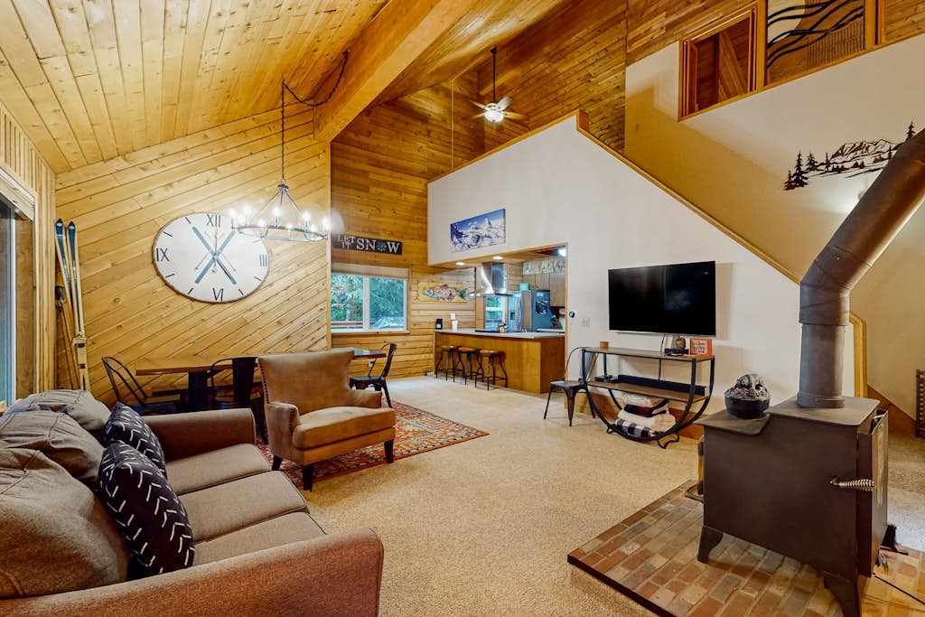 Mount Hood getaway with private hot tub & backyard trail access!