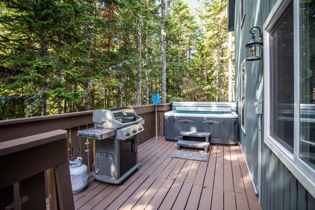Mount Hood getaway with private hot tub & backyard trail access!