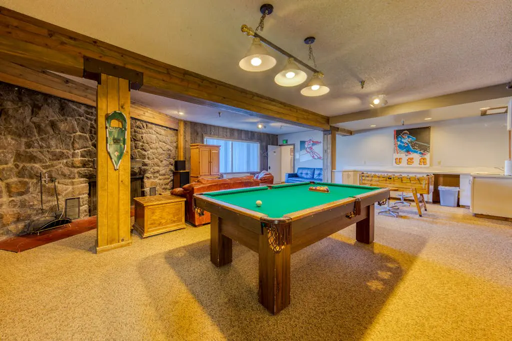 Spacious, historic lodge with game room, pool, & fireplace - close to Skibowl