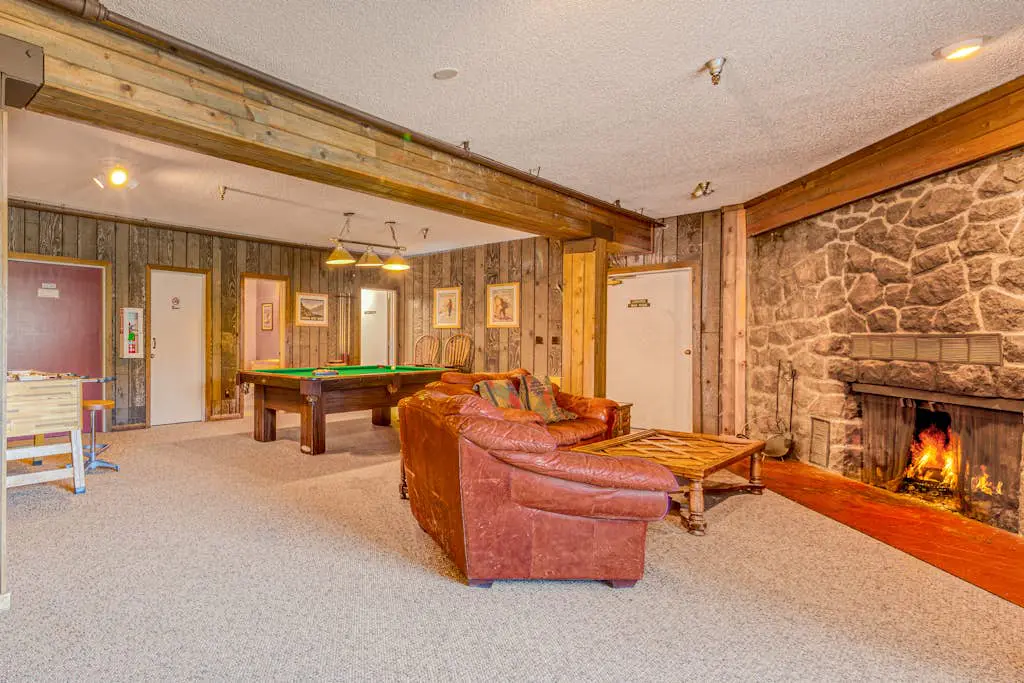 Spacious, historic lodge with game room, pool, & fireplace - close to Skibowl
