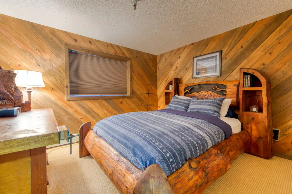 Spacious, historic lodge with game room, pool, & fireplace - close to Skibowl