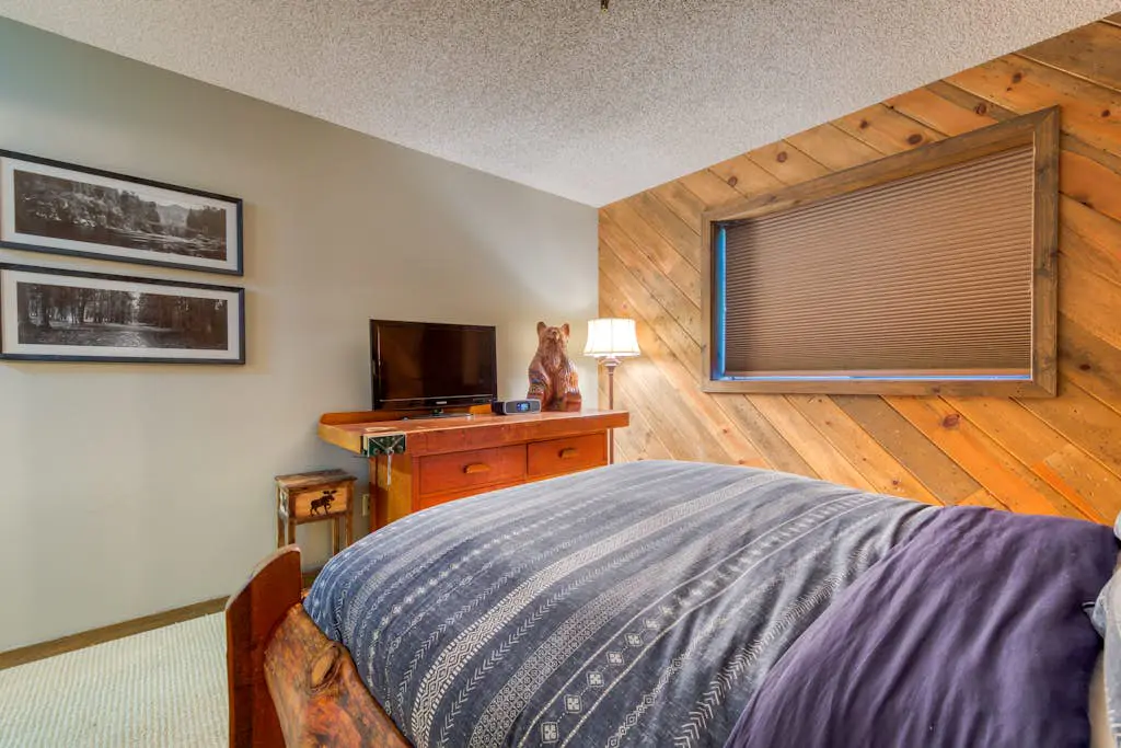 Spacious, historic lodge with game room, pool, & fireplace - close to Skibowl
