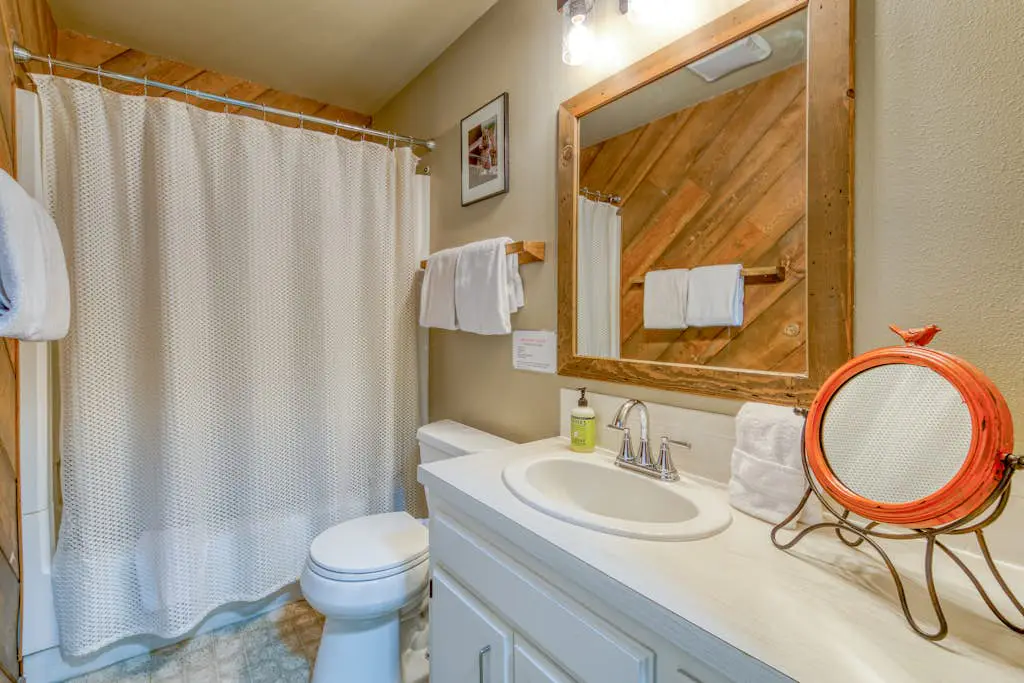 Spacious, historic lodge with game room, pool, & fireplace - close to Skibowl