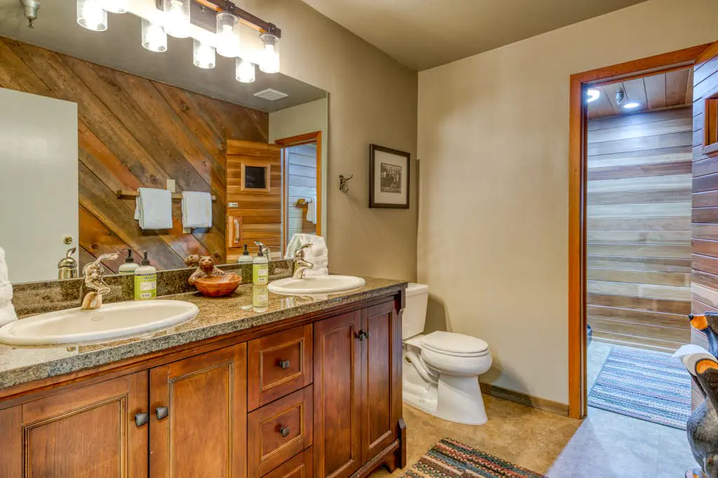 Spacious, historic lodge with game room, pool, & fireplace - close to Skibowl