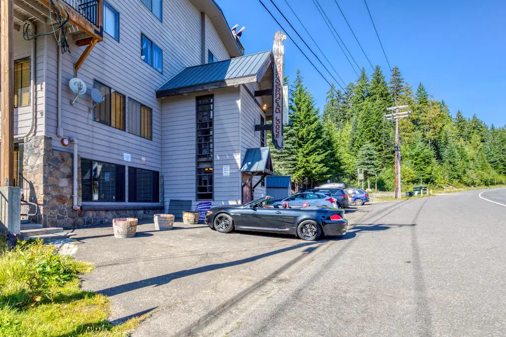 Spacious, historic lodge with game room, pool, & fireplace - close to Skibowl