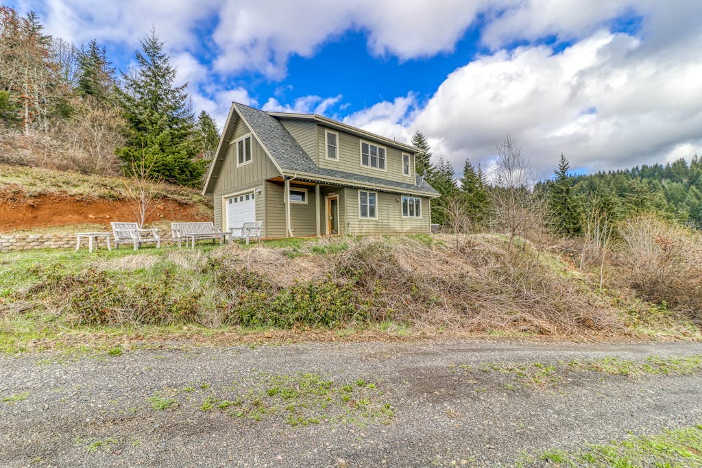 Mountain cabin on 5 acres with private hot tub & Mt. Hood views