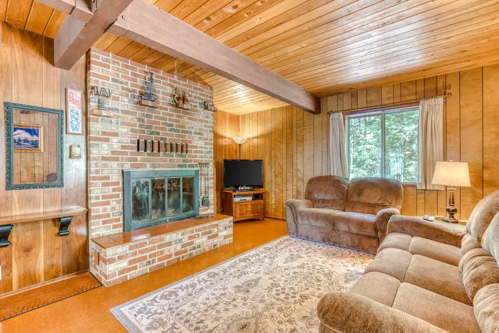 Two-Story Cabin with Wood Fireplace, Deck, Gas Grill & Washer Dryer