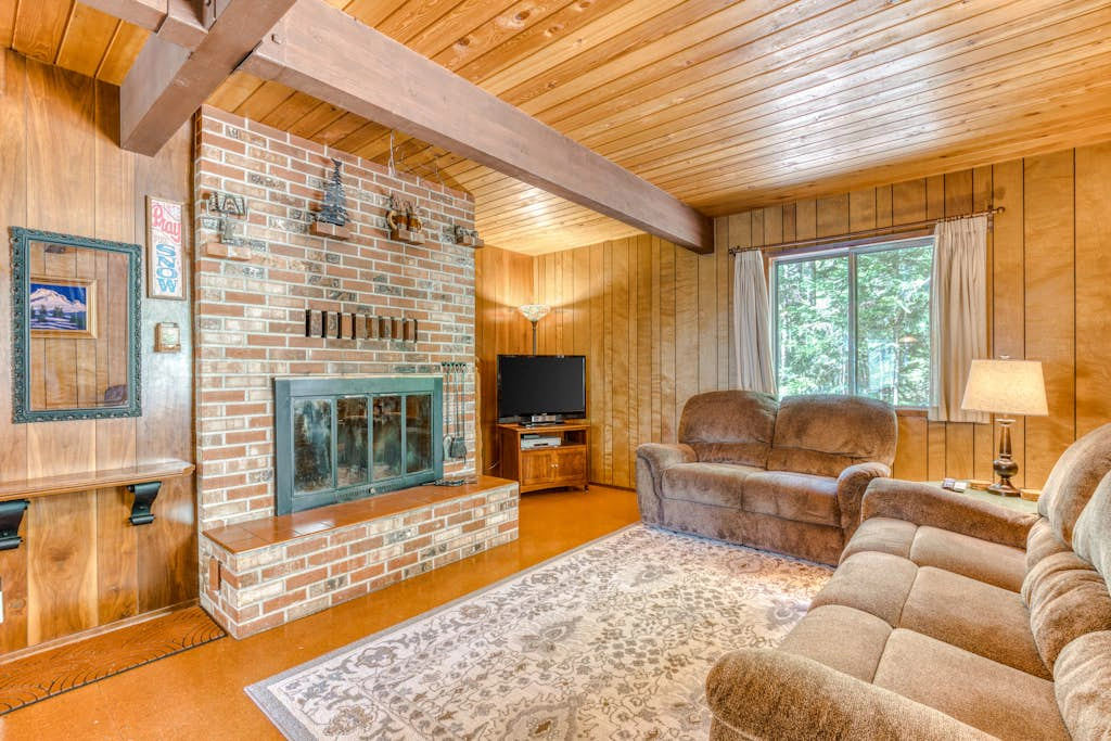 Two-Story Cabin with Wood Fireplace, Deck, Gas Grill & Washer Dryer