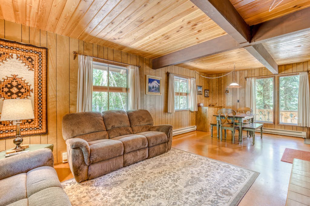 Two-Story Cabin with Wood Fireplace, Deck, Gas Grill & Washer Dryer