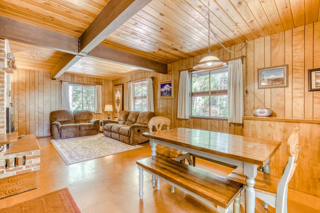 Two-Story Cabin with Wood Fireplace, Deck, Gas Grill & Washer Dryer