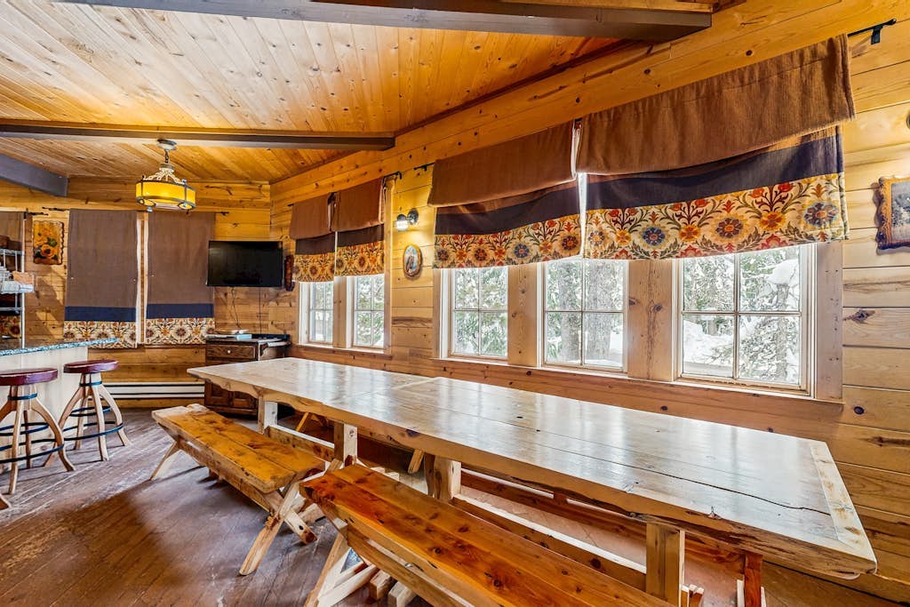Rustic and Serene Cabin with Great Home Essentials, Close to Skiing