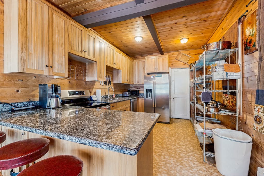 Rustic and Serene Cabin with Great Home Essentials, Close to Skiing