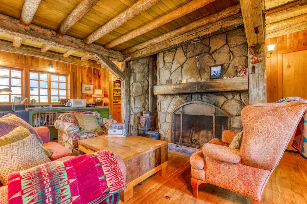 Gorgeous custom-built chalet with fireplace & home office - walk to ski & hiking