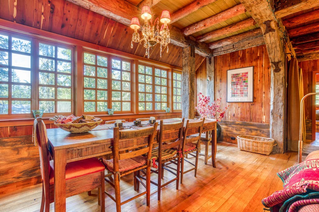 Gorgeous custom-built chalet with fireplace & home office - walk to ski & hiking