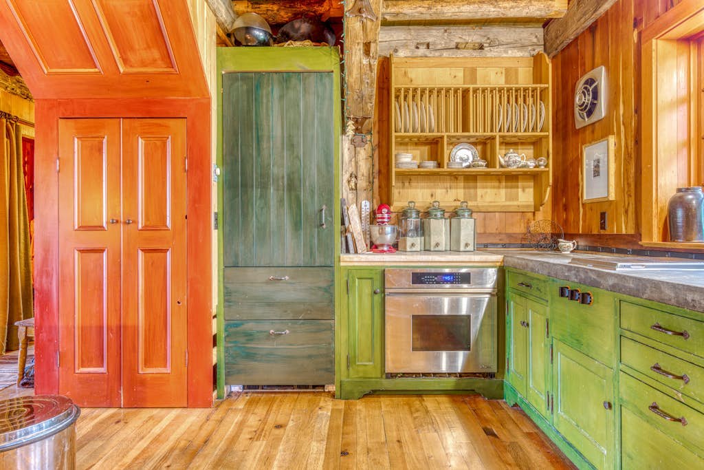 Gorgeous custom-built chalet with fireplace & home office - walk to ski & hiking