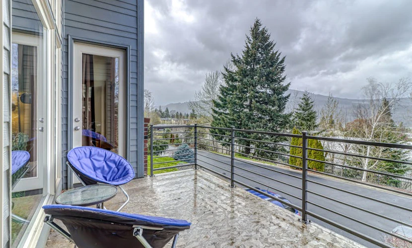 Modern dog-friendly home w/ stunning Mt. Adams view - walk downtown