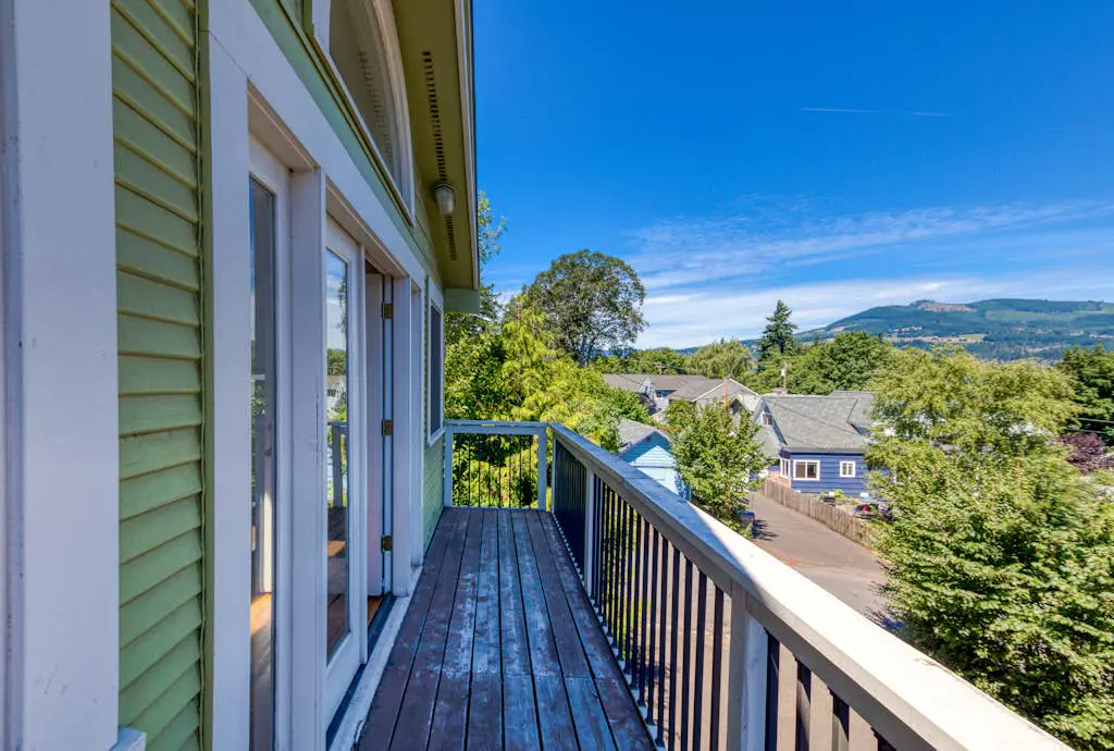 Spacious downtown craftsman with private hot tub, & river views