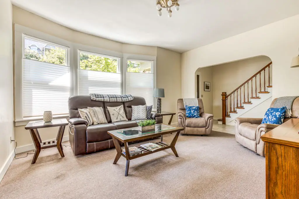 Spacious downtown craftsman with private hot tub, & river views