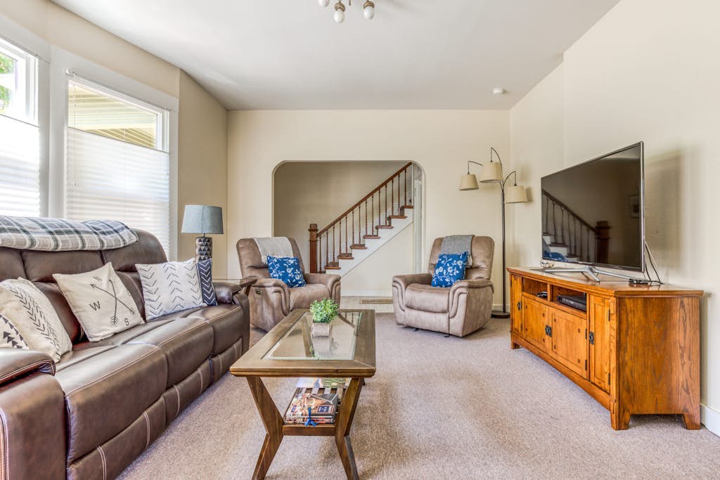 Spacious downtown craftsman with private hot tub, & river views