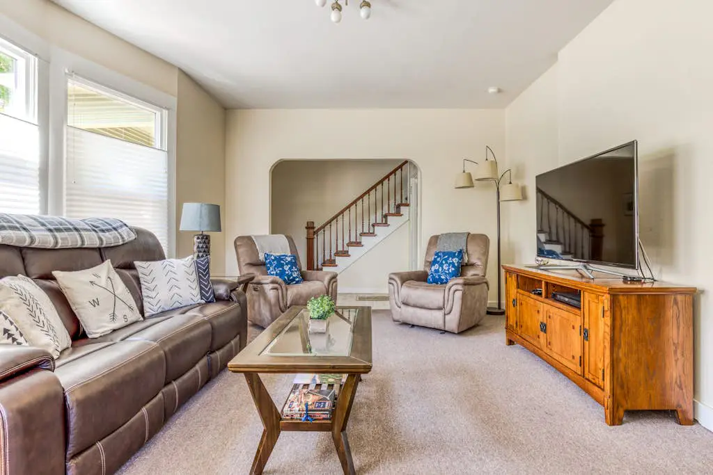 Spacious downtown craftsman with private hot tub, & river views