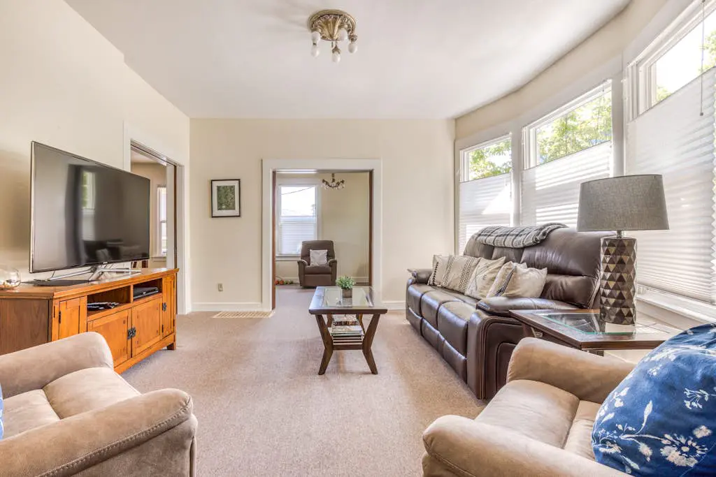 Spacious downtown craftsman with private hot tub, & river views