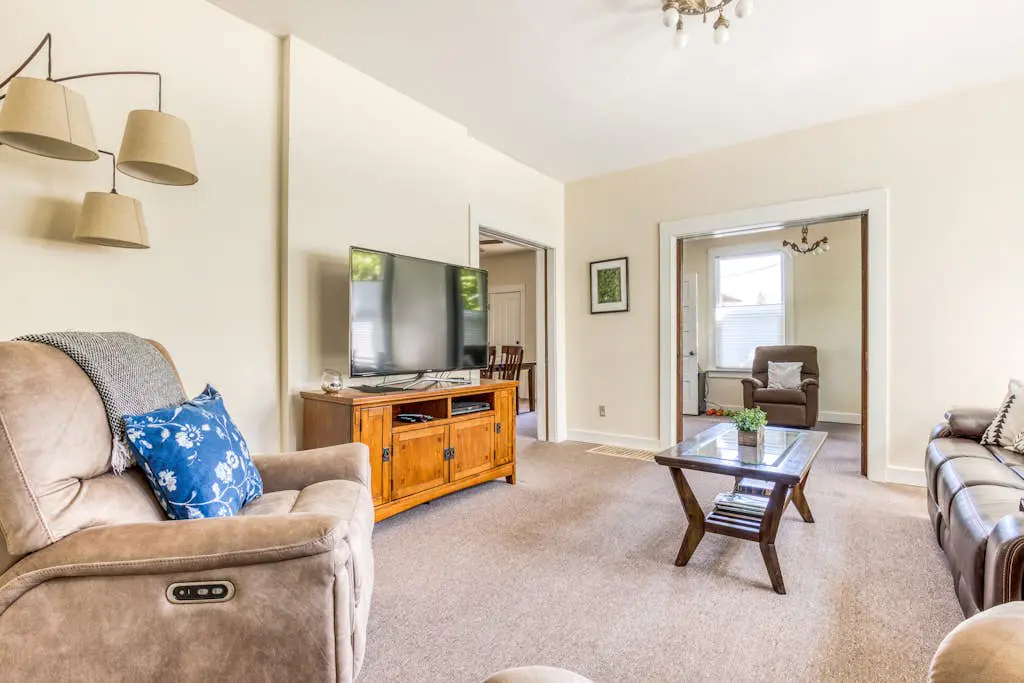Spacious downtown craftsman with private hot tub, & river views