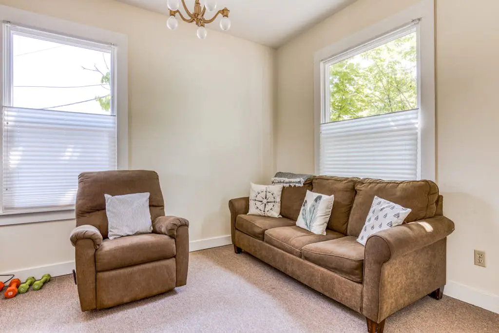 Spacious downtown craftsman with private hot tub, & river views