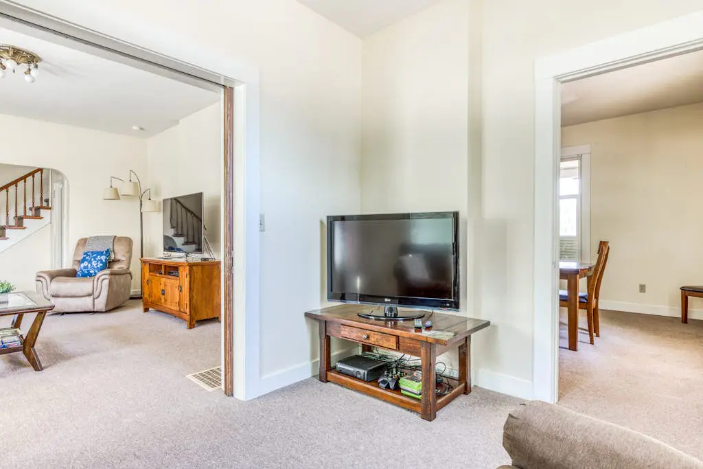 Spacious downtown craftsman with private hot tub, & river views