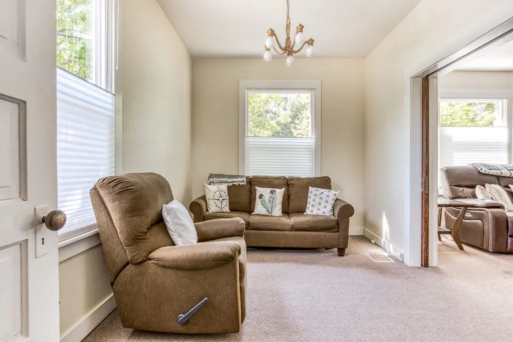 Spacious downtown craftsman with private hot tub, & river views
