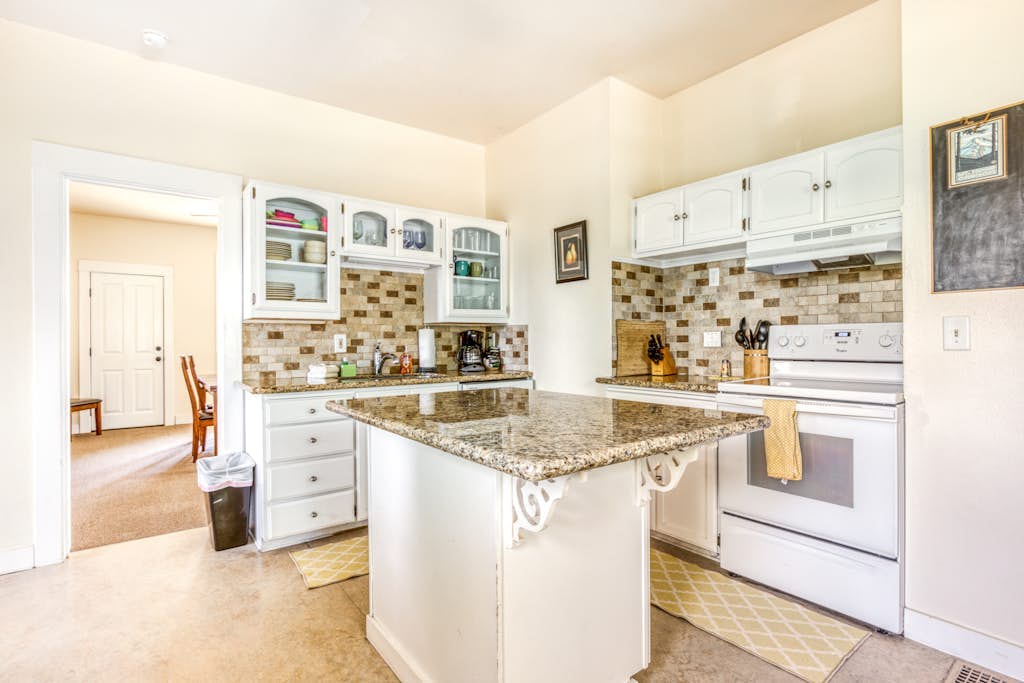 Spacious downtown craftsman with private hot tub, & river views