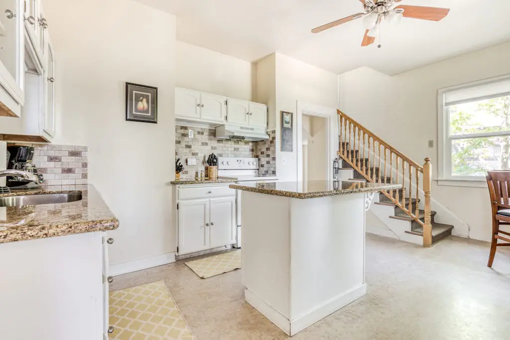 Spacious downtown craftsman with private hot tub, & river views