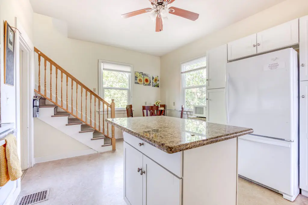 Spacious downtown craftsman with private hot tub, & river views
