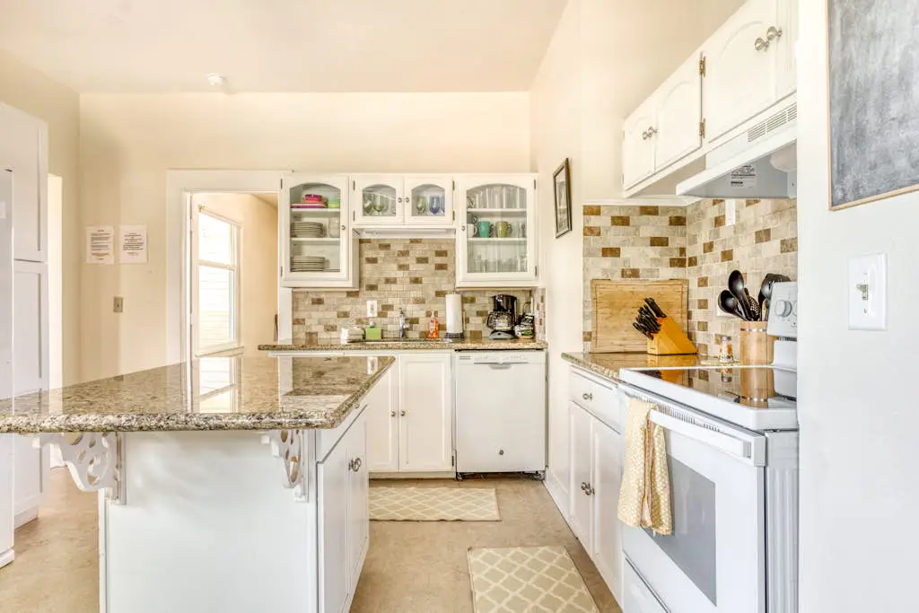 Spacious downtown craftsman with private hot tub, & river views
