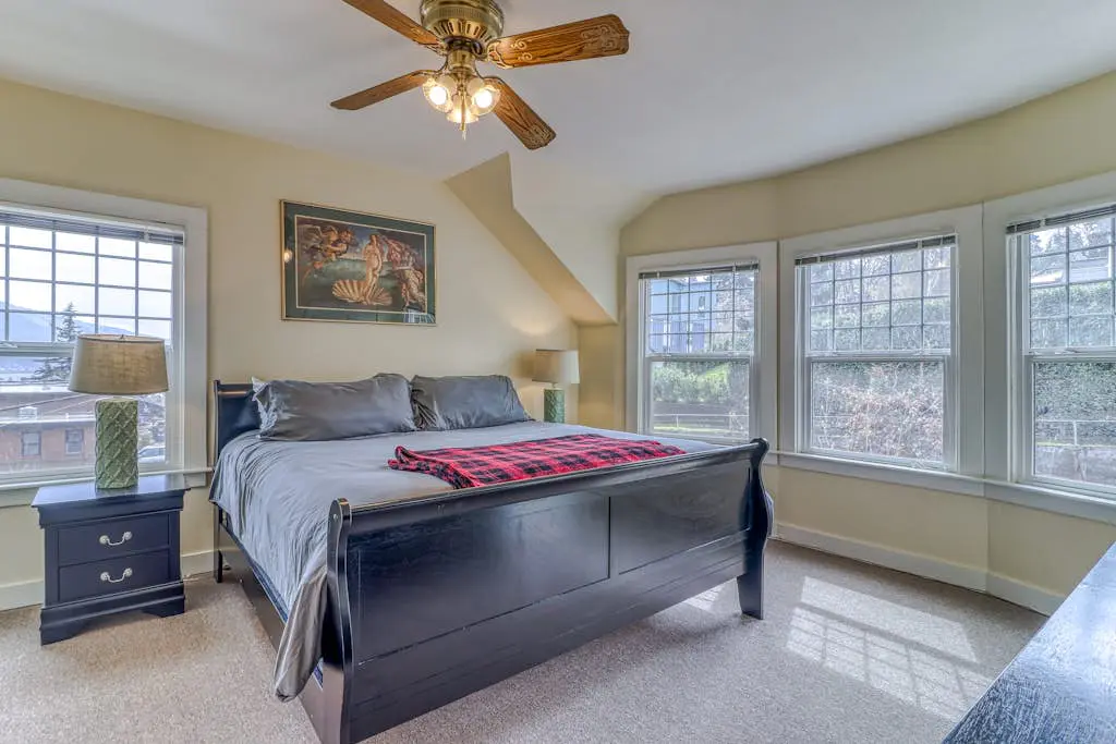 Spacious downtown craftsman with private hot tub, & river views