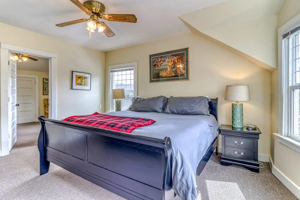 Spacious downtown craftsman with private hot tub, & river views