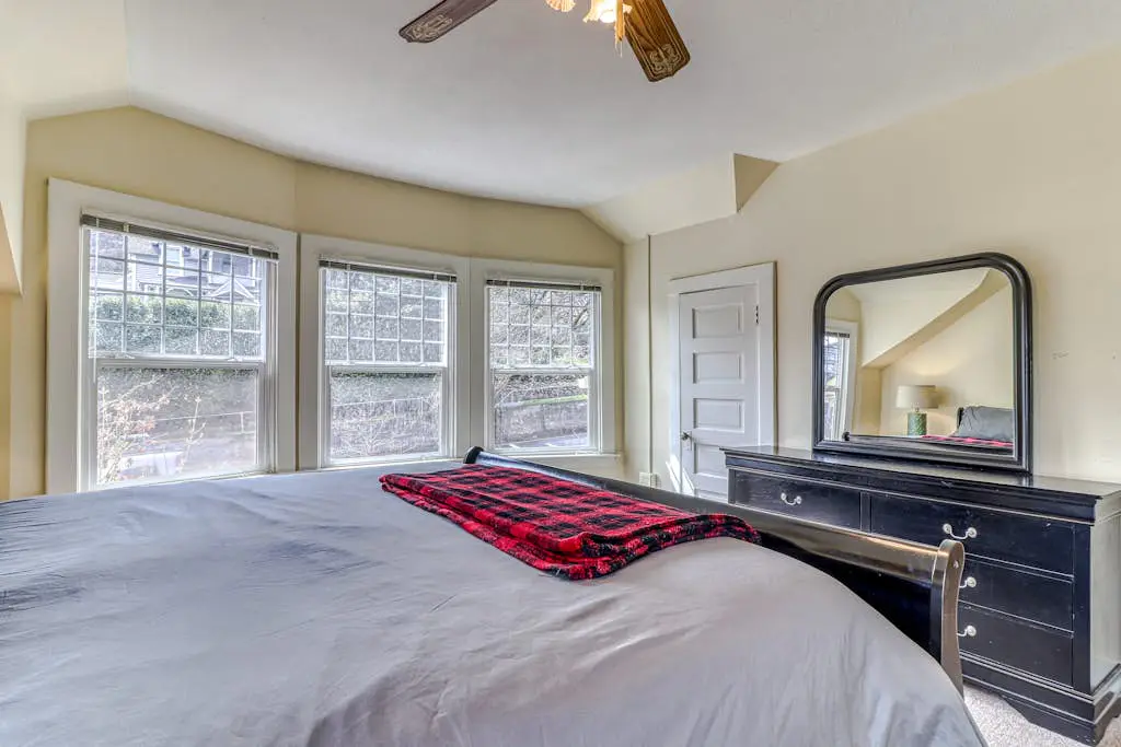 Spacious downtown craftsman with private hot tub, & river views