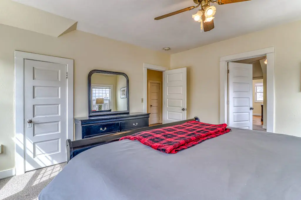 Spacious downtown craftsman with private hot tub, & river views