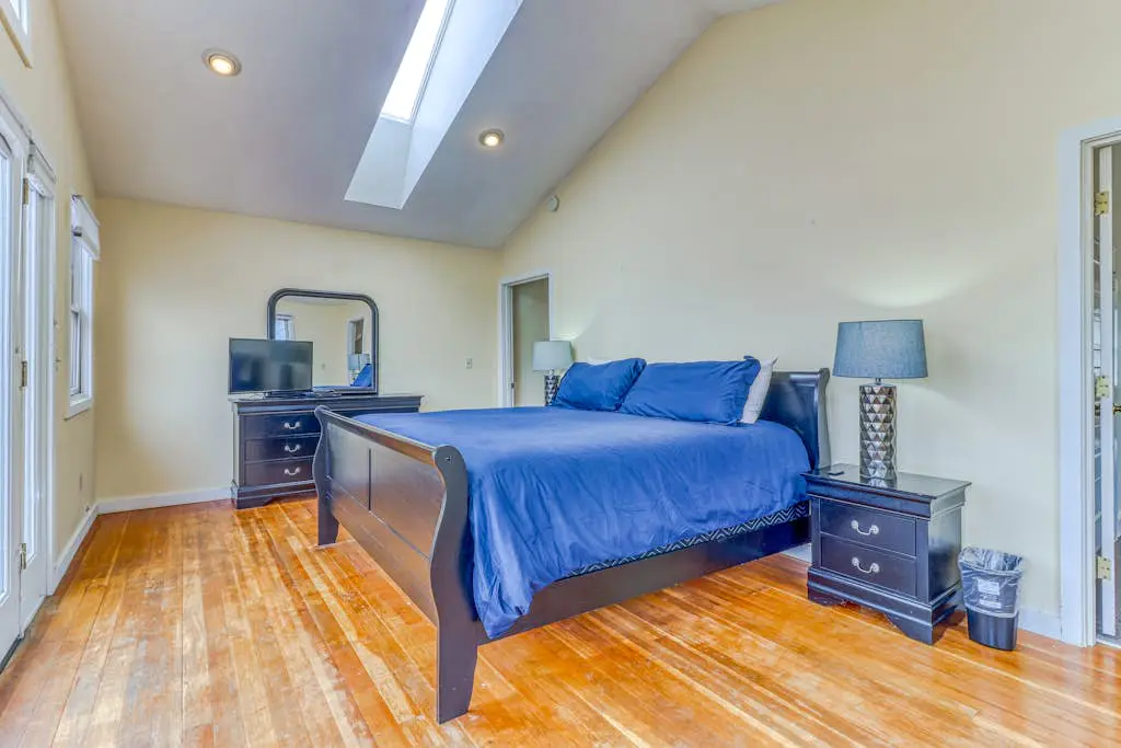 Spacious downtown craftsman with private hot tub, & river views